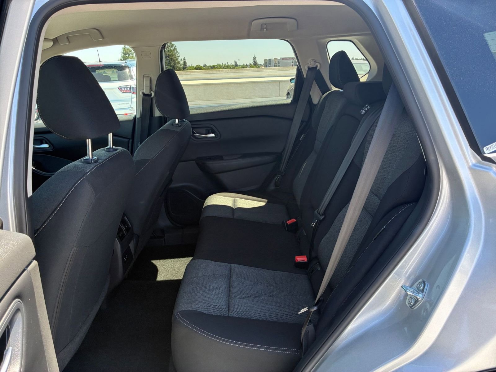 Used 2025 Nissan Rogue SV FWD image 27
