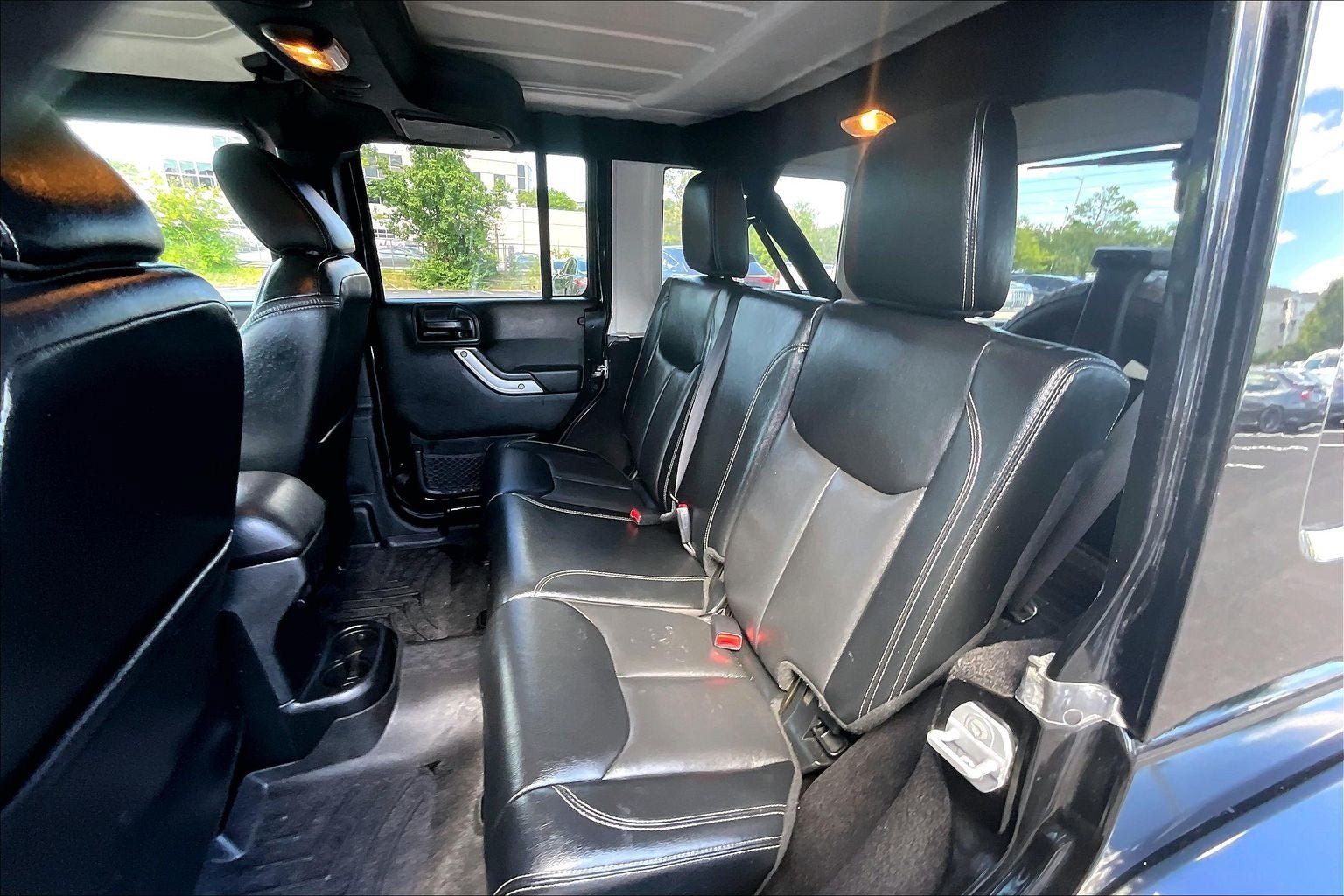 Used 2017 Jeep Wrangler Unlimited Sahara w/ Connectivity Group AWD/4WD image 22
