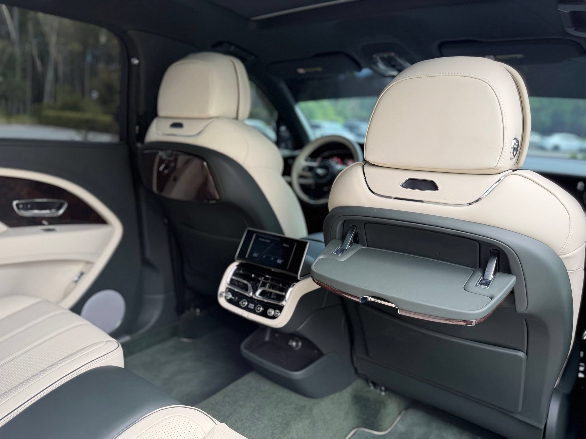 Certified 2024 Bentley Bentayga Extended Wheelbase AWD/4WD image 33