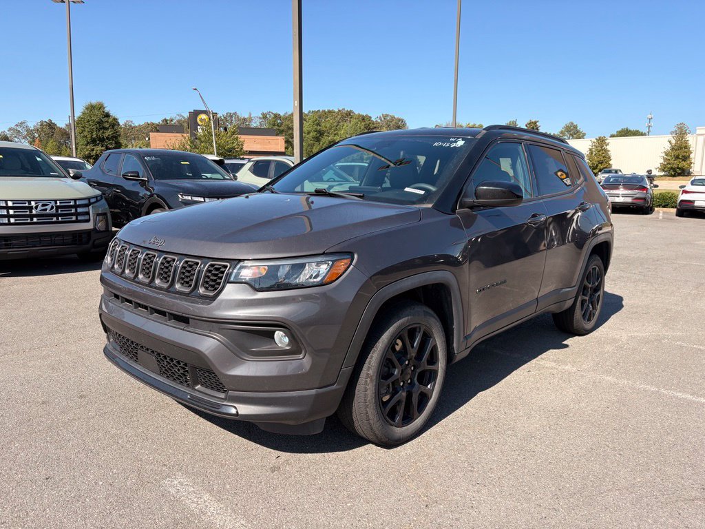 Used 2024 Jeep Compass Latitude w/ Convenience Group AWD/4WD image 3