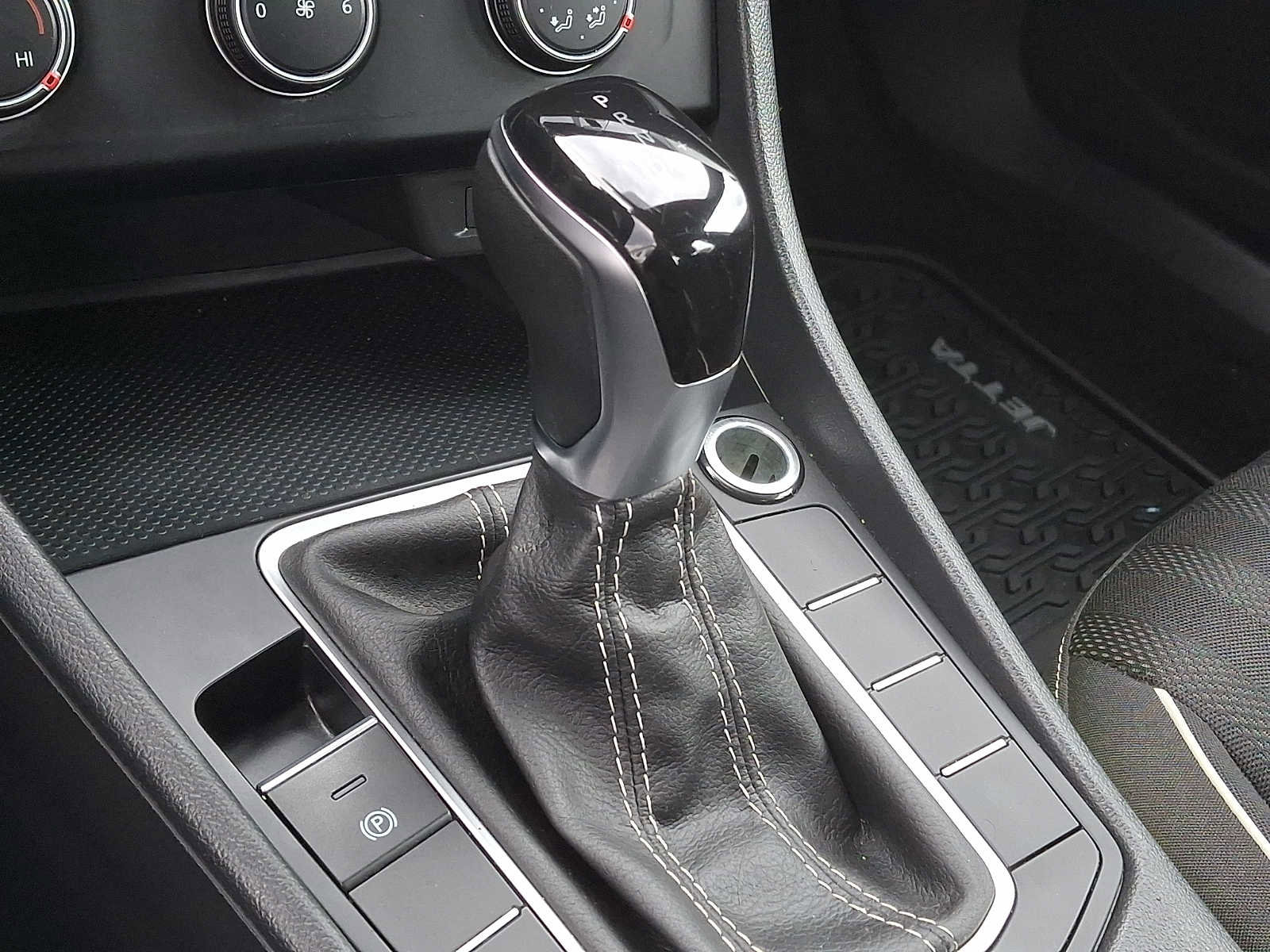 Used 2024 Volkswagen Jetta Sport image 11