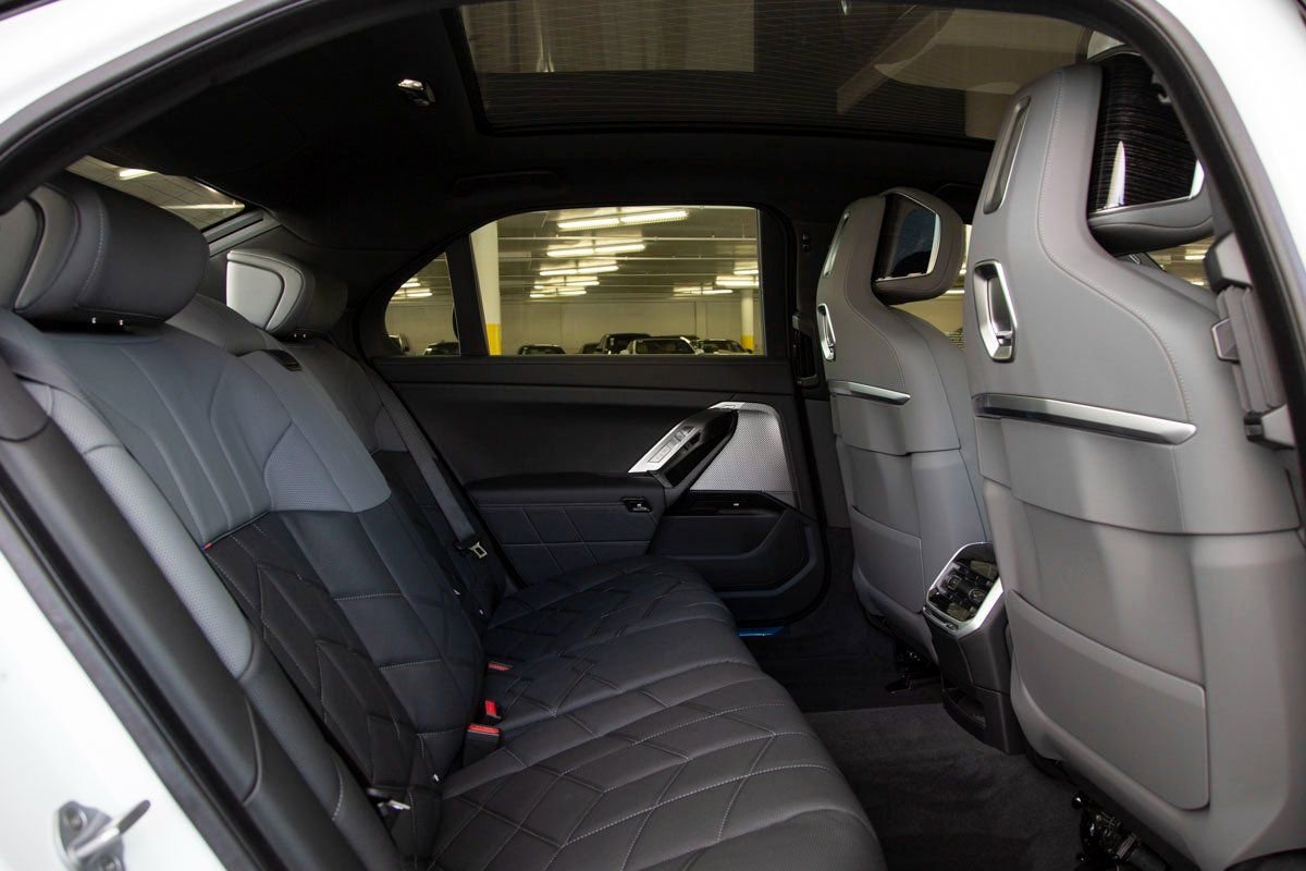 Used 2025 BMW i7 xDrive60 w/ Executive Package AWD/4WD image 29