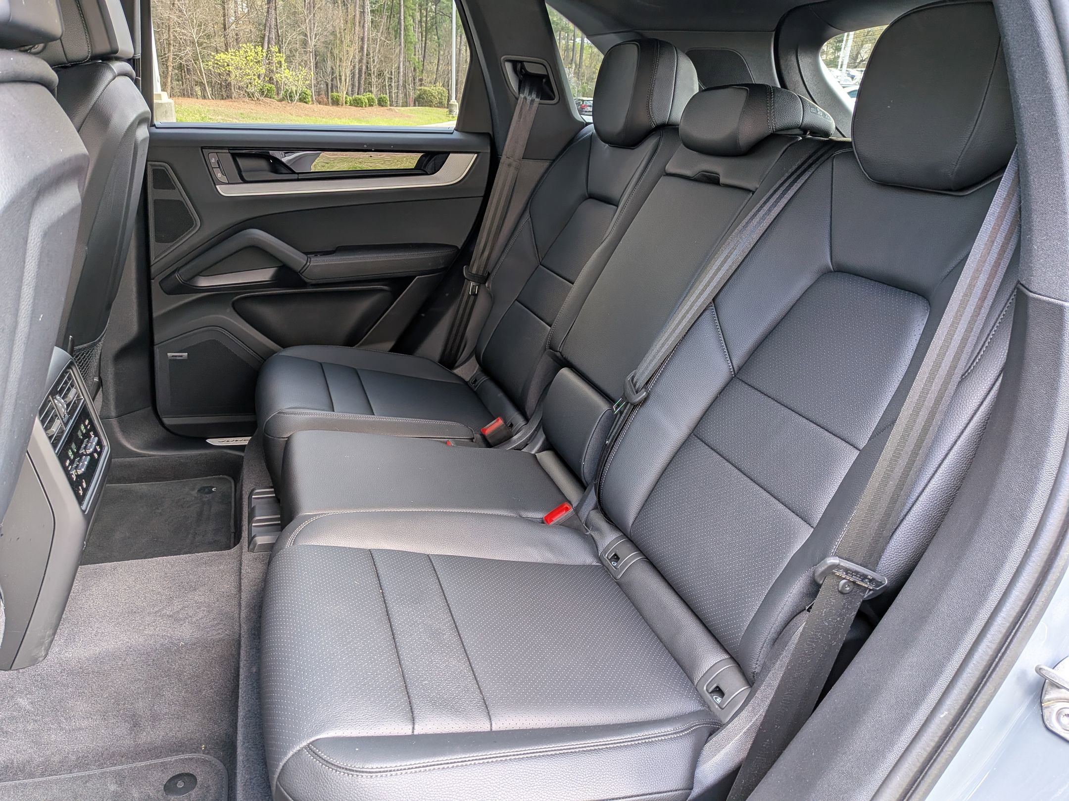 Used 2025 Porsche Cayenne GTS AWD/4WD image 32