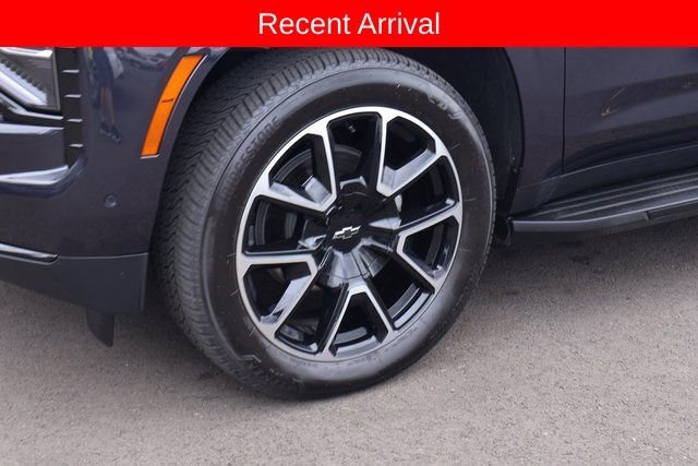 Used 2025 Chevrolet Suburban RST image 7