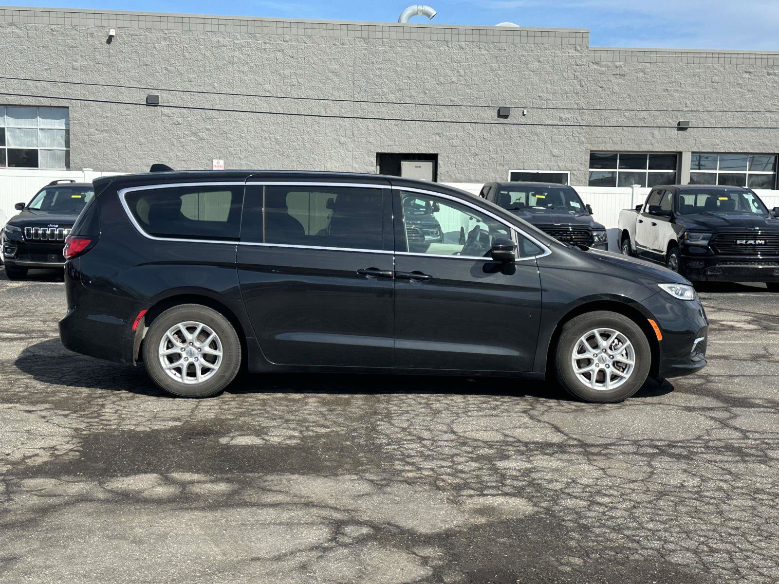 Used 2023 Chrysler Pacifica Touring-L image 2