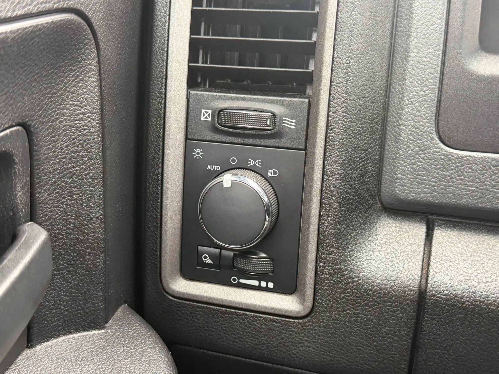 Used 2016 RAM 1500 ST w/ SXT Appearance Group image 22