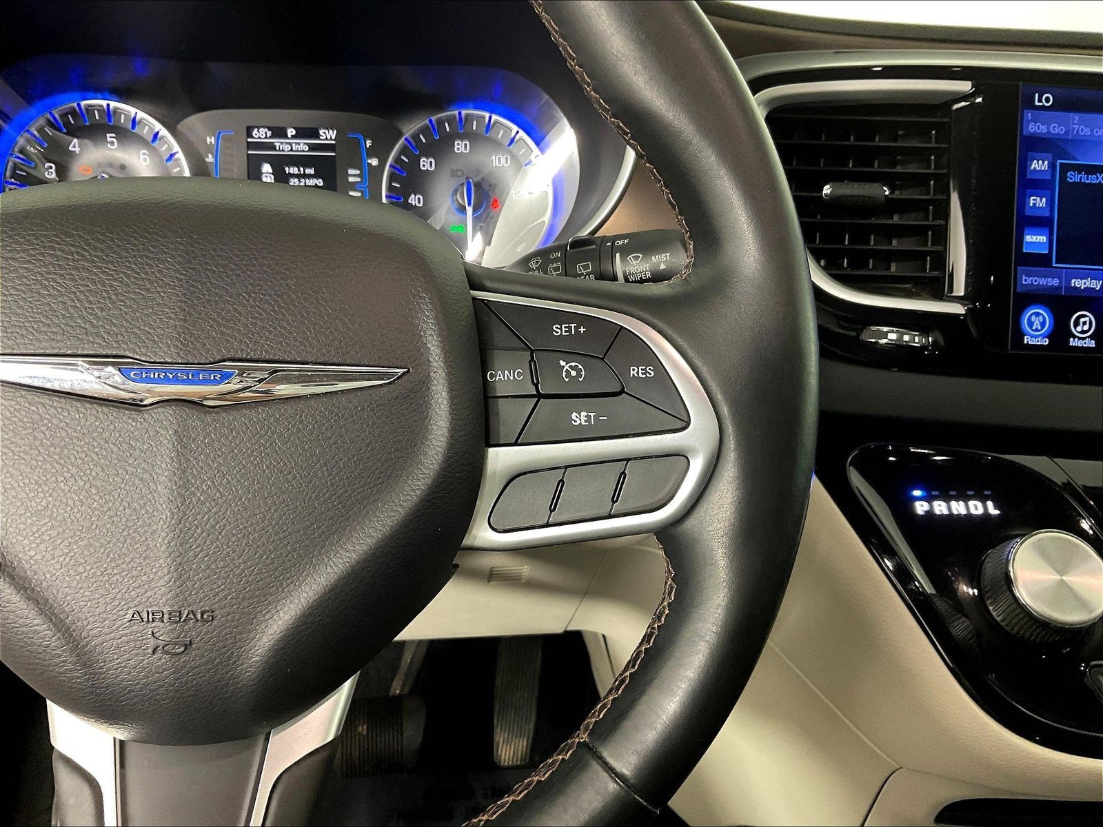 Used 2017 Chrysler Pacifica Touring-L FWD image 12