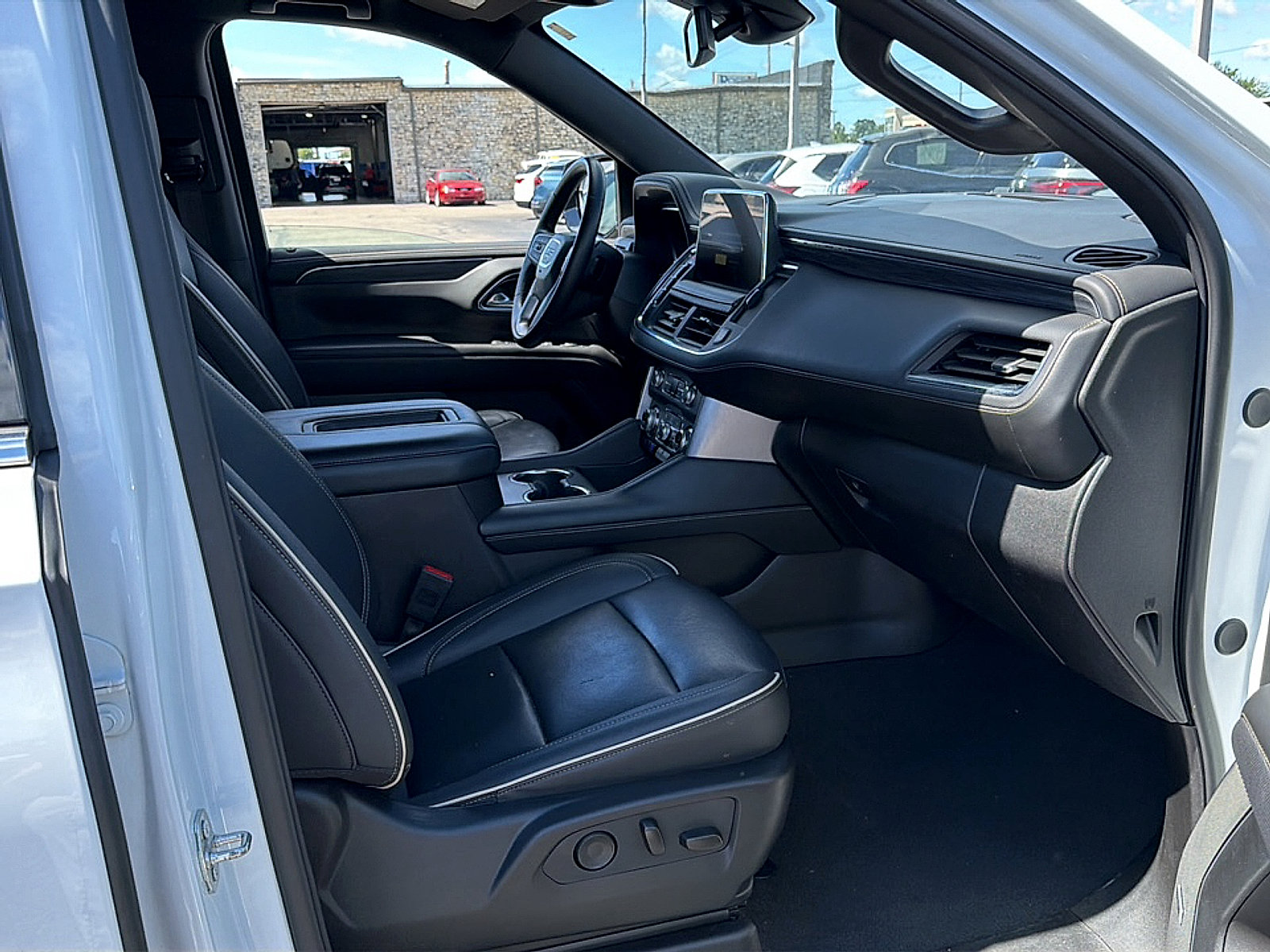 Used 2024 GMC Yukon SLT AWD/4WD image 10
