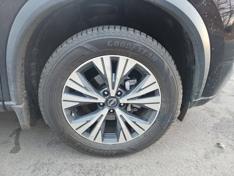 Used 2023 Nissan Rogue SV image 29