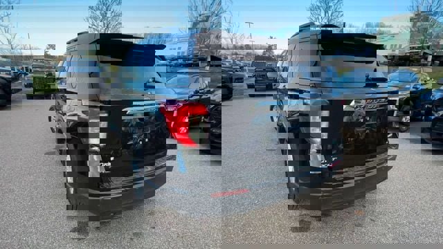 Used 2023 Ford Explorer XLT image 3