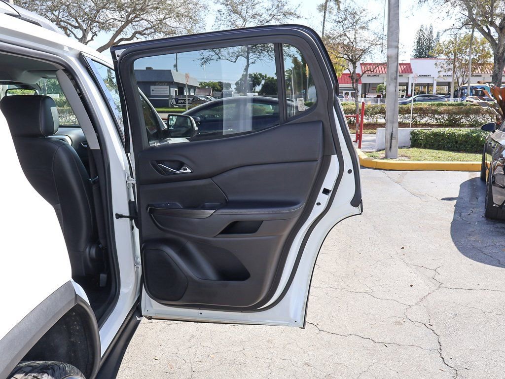 Used 2023 GMC Acadia SLT FWD image 28