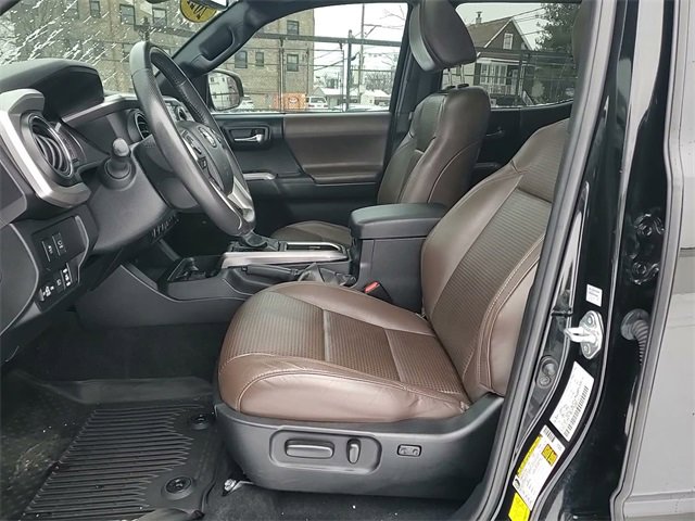 Used 2021 Toyota Tacoma Limited image 11