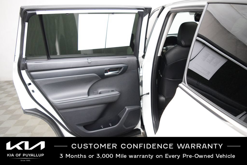Used 2020 Toyota Highlander XLE AWD/4WD image 11
