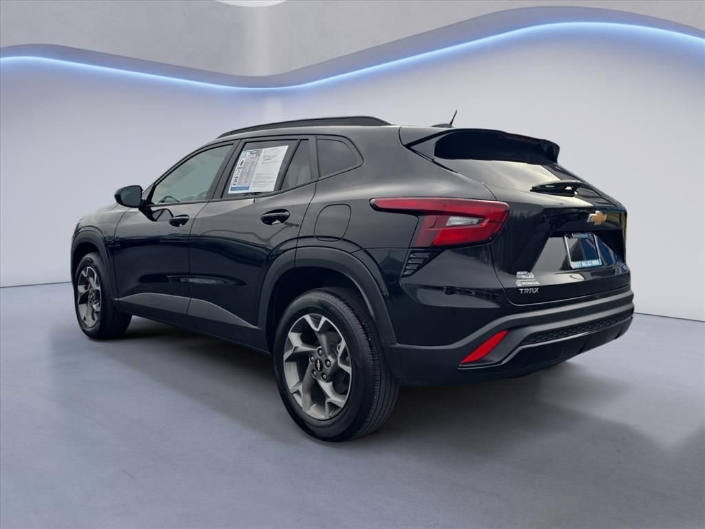 Used 2025 Chevrolet Trax LT image 3