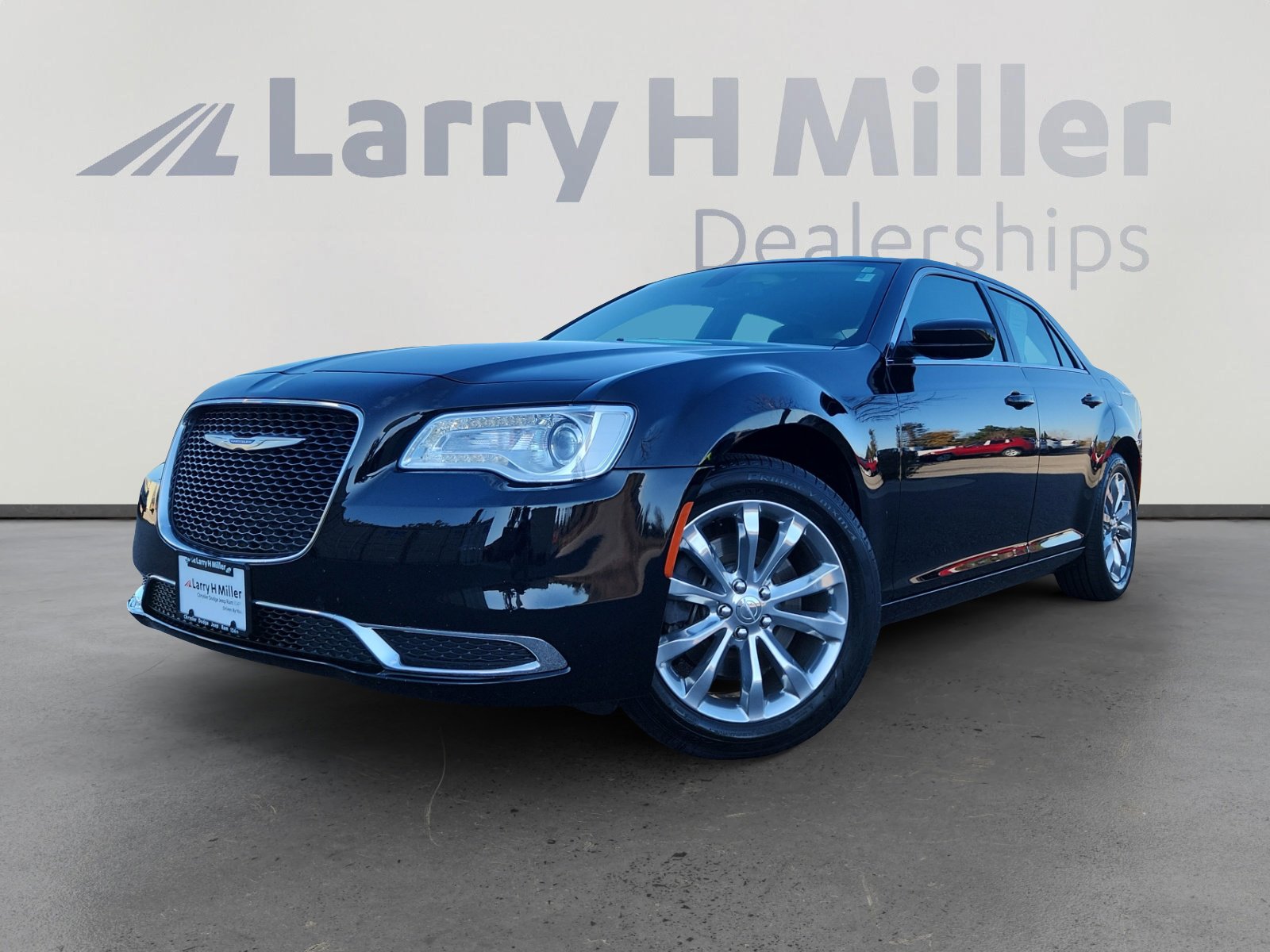 Used 2018 Chrysler 300 Touring image 1