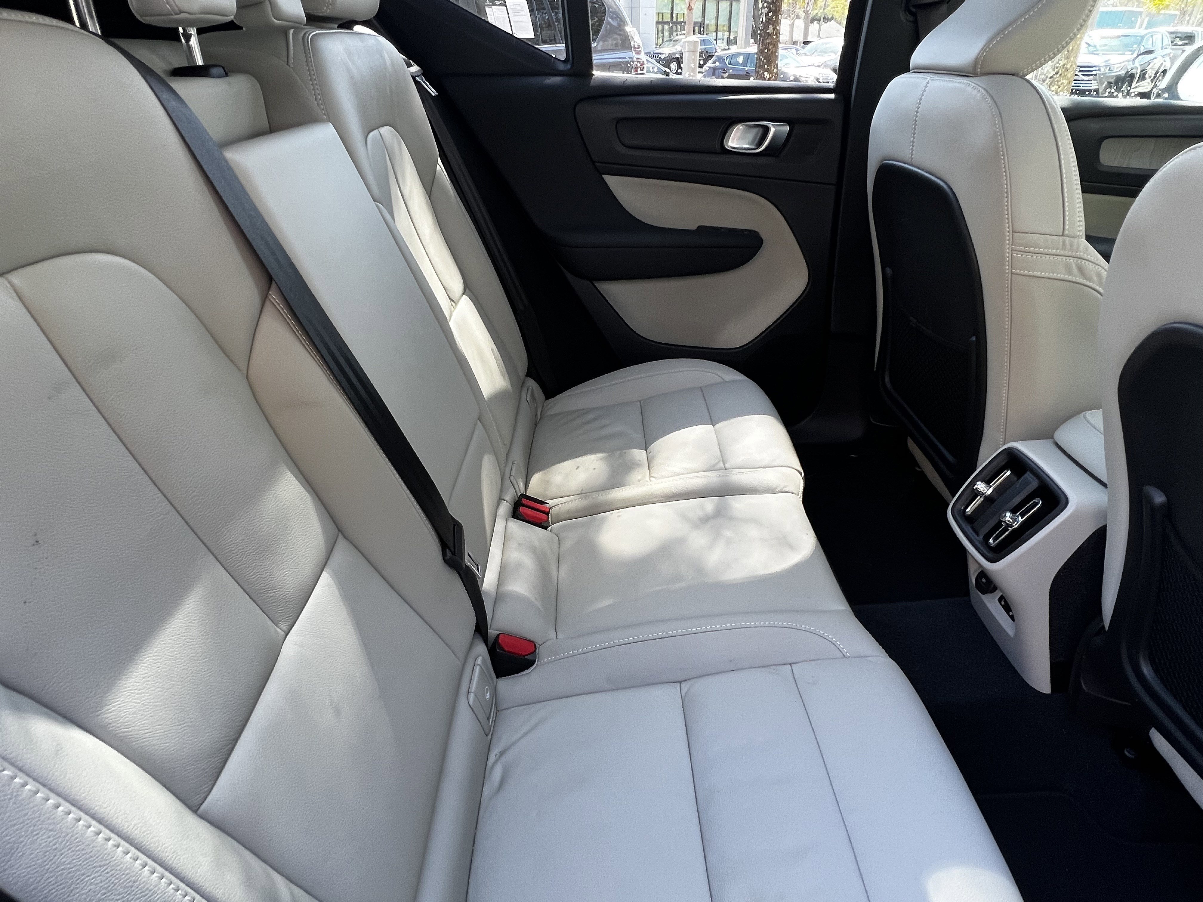 Used 2023 Volvo XC40 B5 Plus image 39