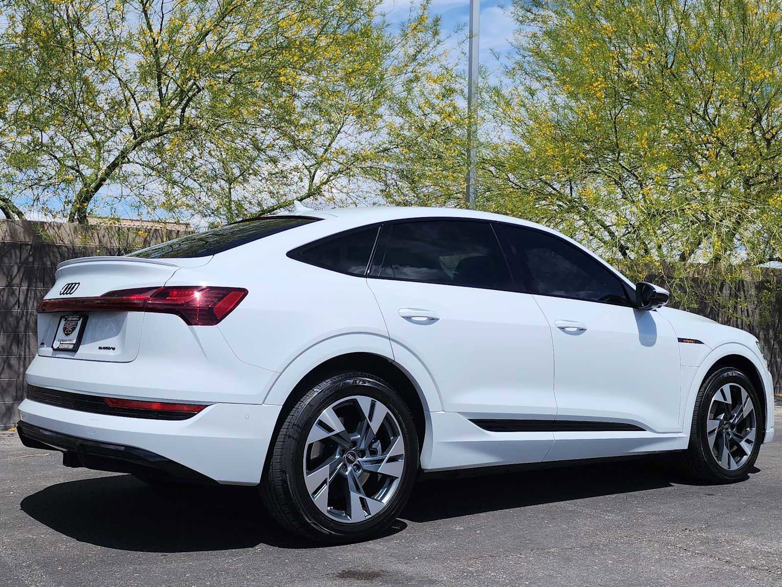 Used 2022 Audi e-tron Premium image 9