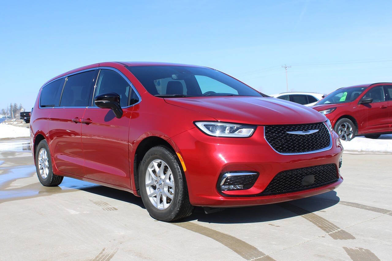 Used 2025 Chrysler Pacifica Select FWD image 3