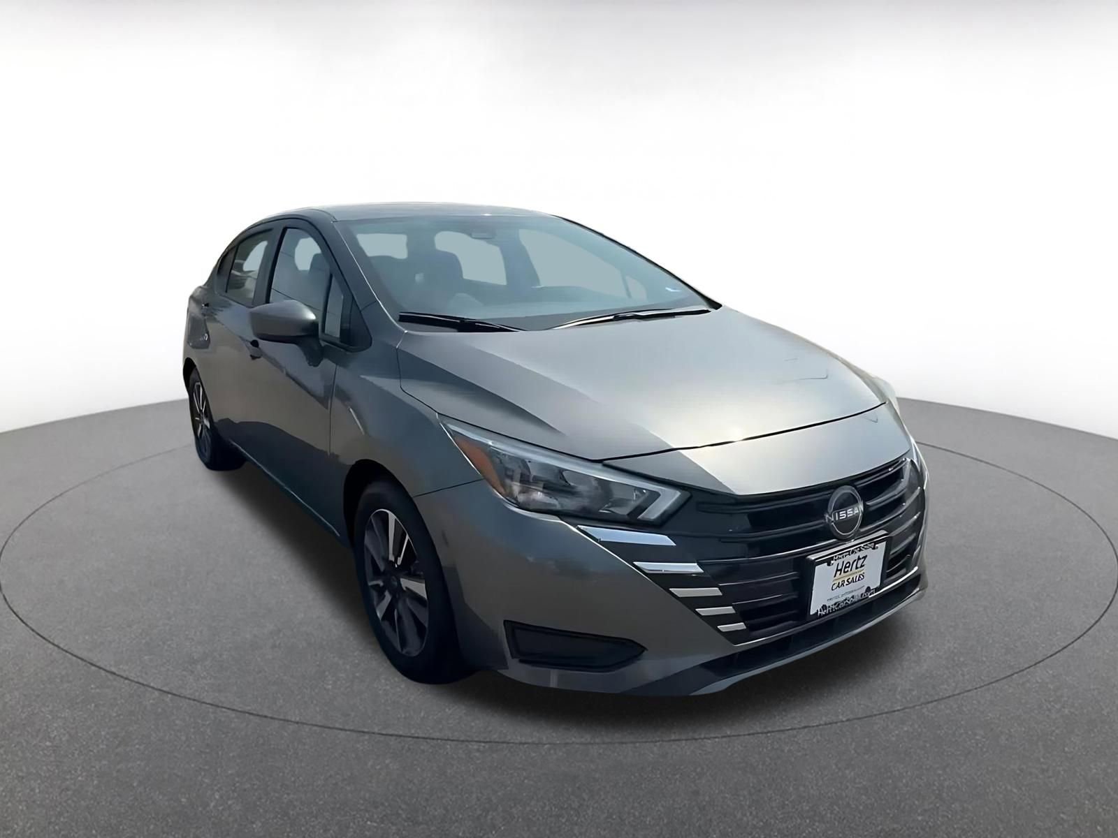 Used 2025 Nissan Versa SV image 3