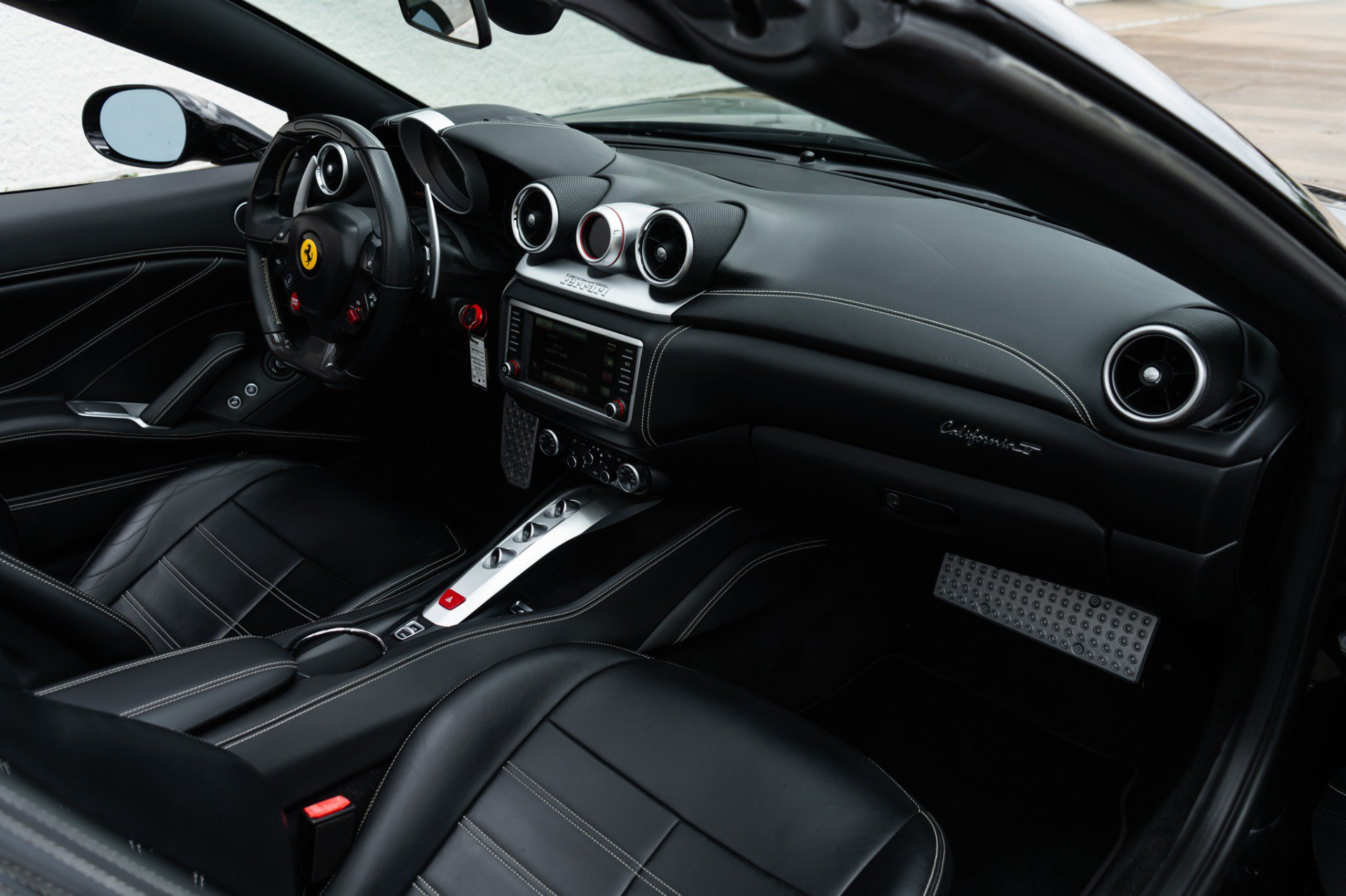 Used 2018 Ferrari California T RWD image 16