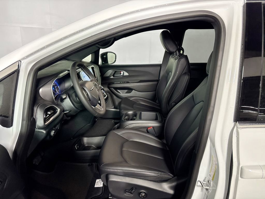 New 2026 Chrysler Pacifica Select AWD/4WD image 11