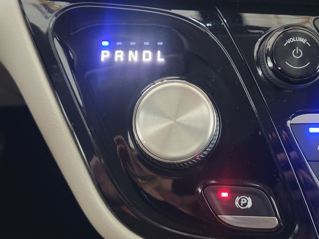 Used 2018 Chrysler Pacifica L FWD image 18
