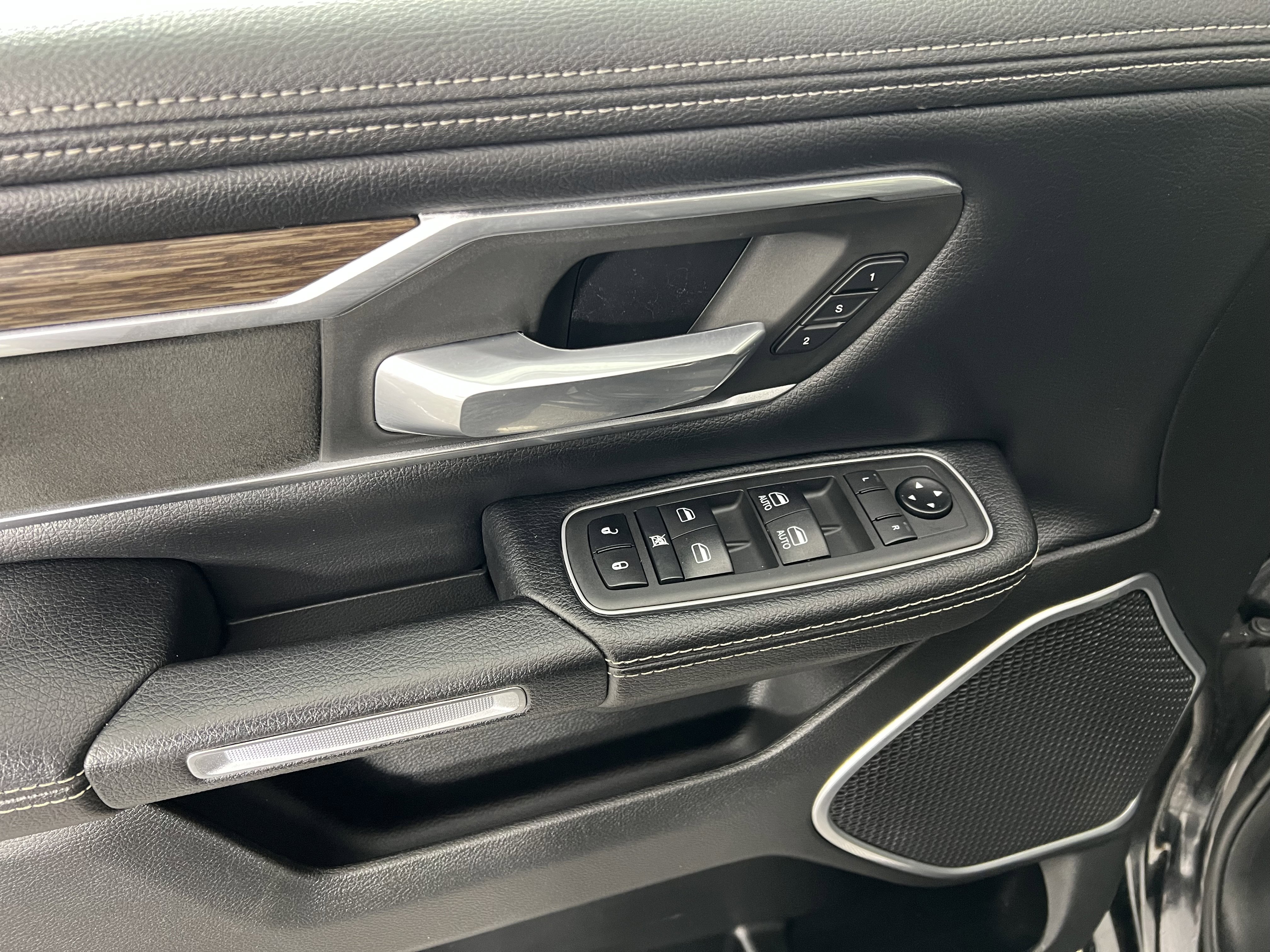 Used 2020 RAM 1500 Laramie AWD/4WD image 17