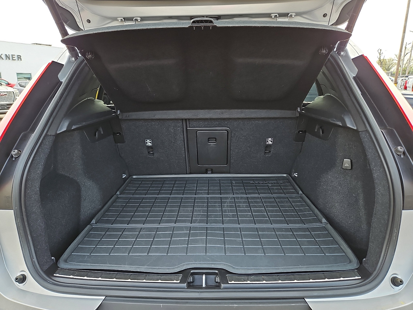 Certified 2023 Volvo XC40 B5 Plus w/ Driver Assist Package AWD/4WD image 29