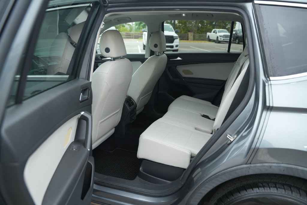 Used 2018 Volkswagen Tiguan SE w/ Panoramic Sunroof Package AWD/4WD image 15