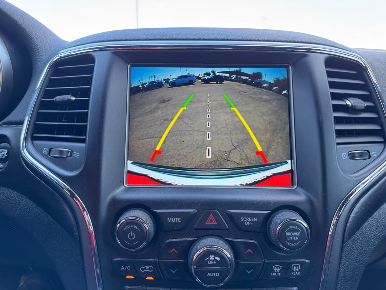 Used 2018 Jeep Grand Cherokee Laredo AWD/4WD image 21