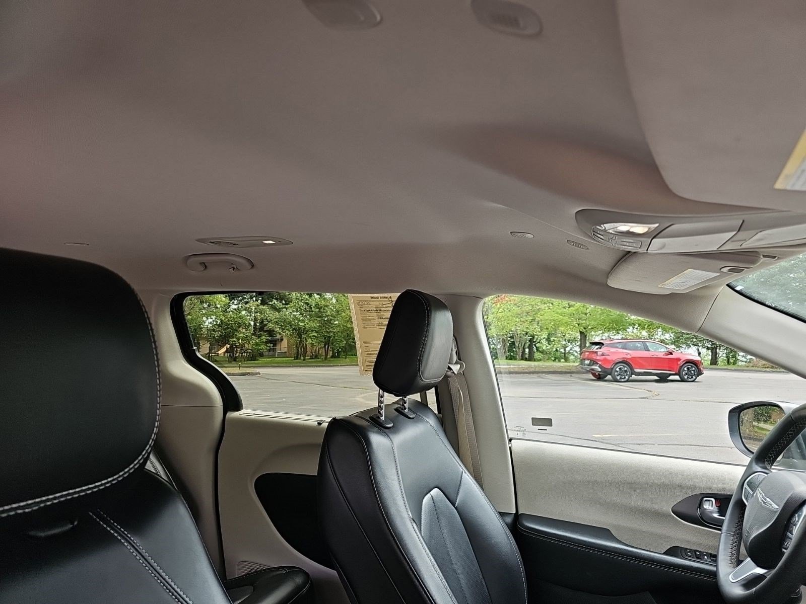 Used 2023 Chrysler Pacifica Touring-L FWD image 12