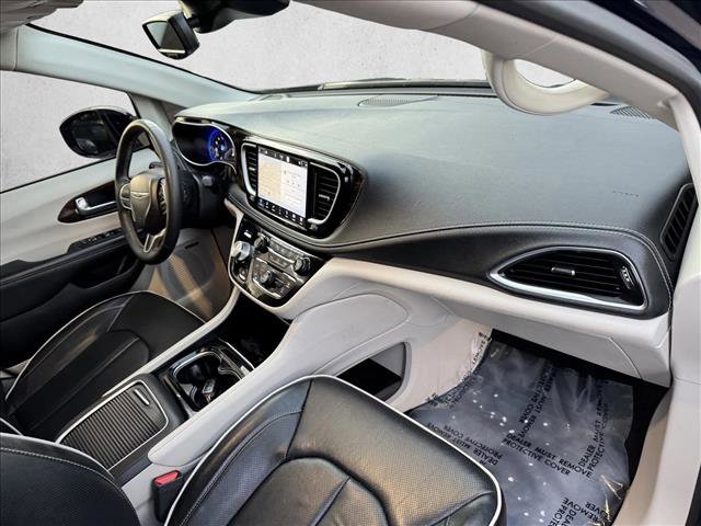 Used 2023 Chrysler Pacifica Limited w/ Uconnect Theater Family Group image 22