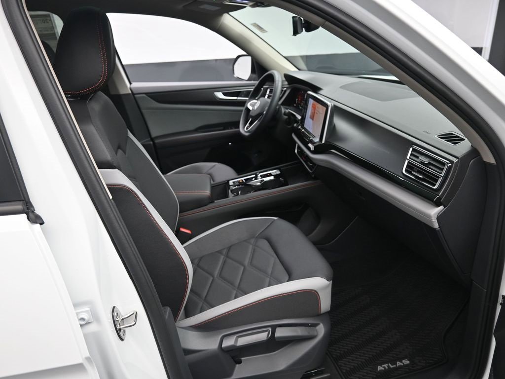 Used 2025 Volkswagen Atlas Peak Edition SE image 29
