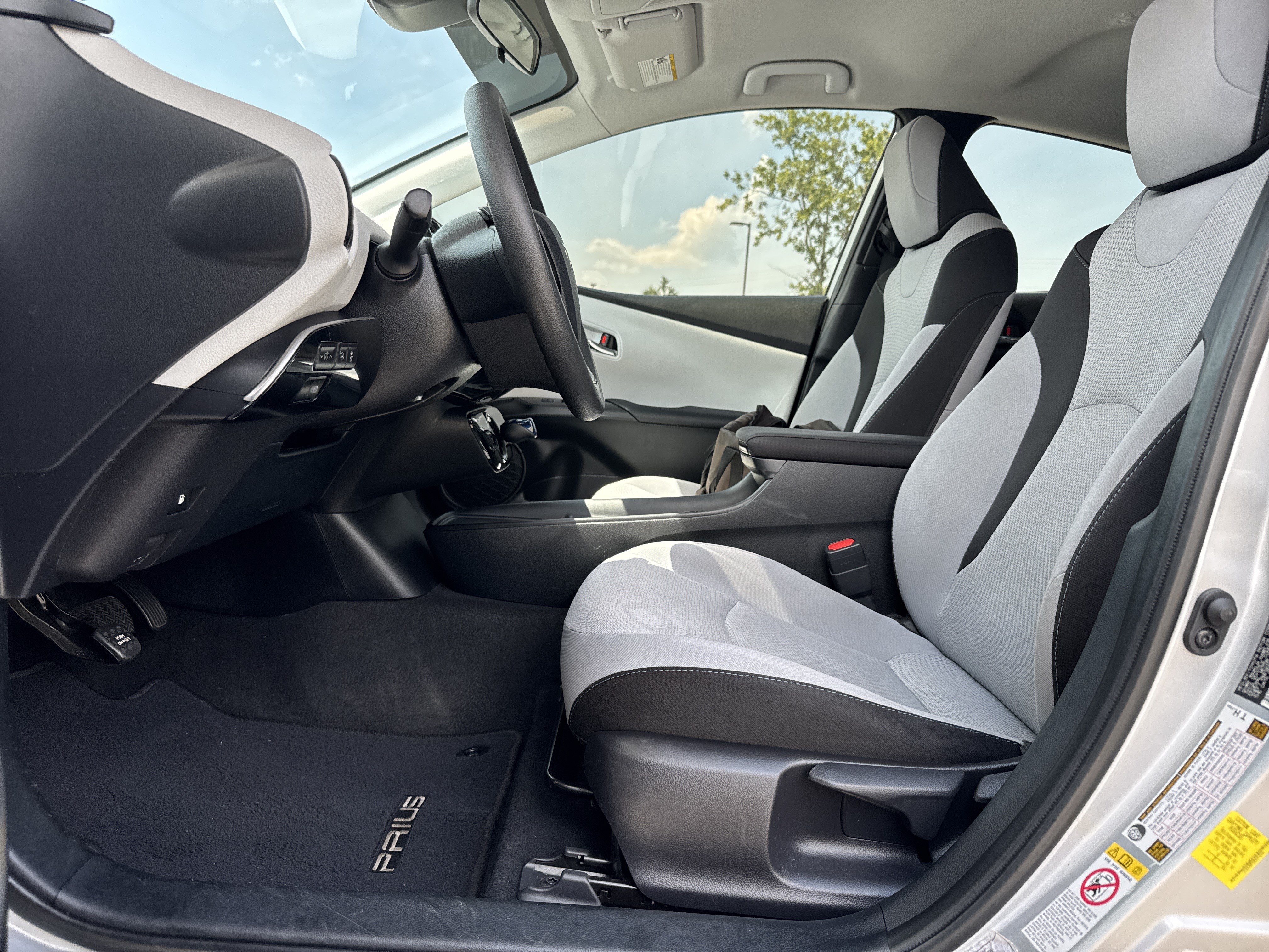 Used 2022 Toyota Prius LE FWD image 17