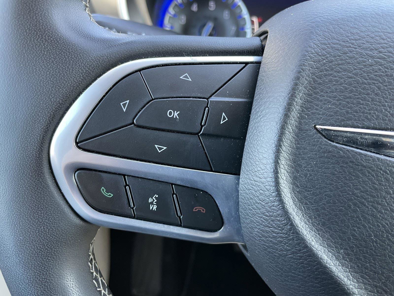 Used 2023 Chrysler Pacifica Touring-L image 18