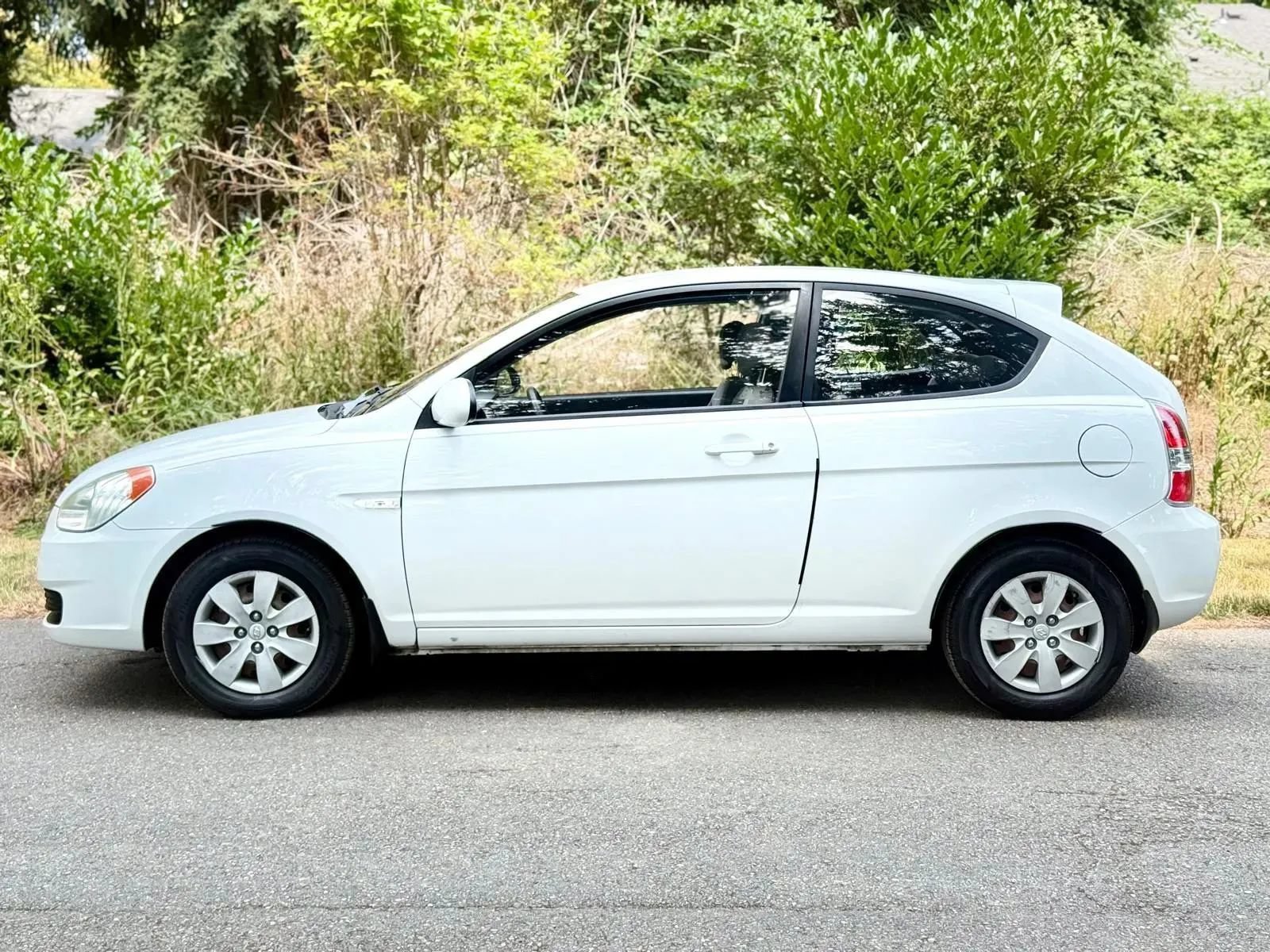 Used 2009 Hyundai Accent GS w/ Premium Pkg 3 FWD image 2