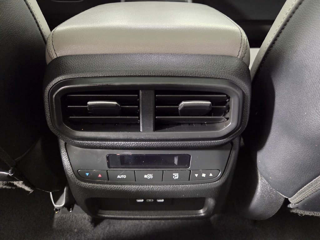 Used 2025 Honda Pilot Touring image 25