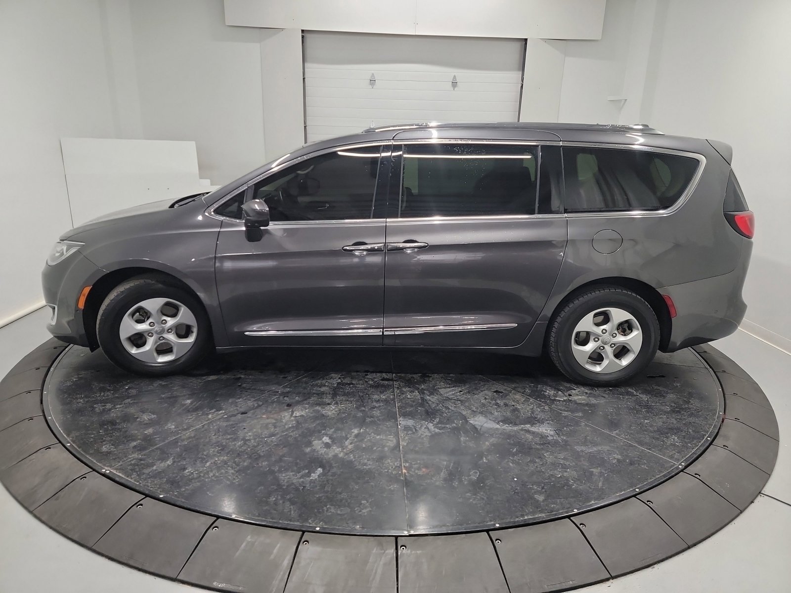 Used 2017 Chrysler Pacifica Touring-L Plus w/ Advanced Safetytec Group image 4