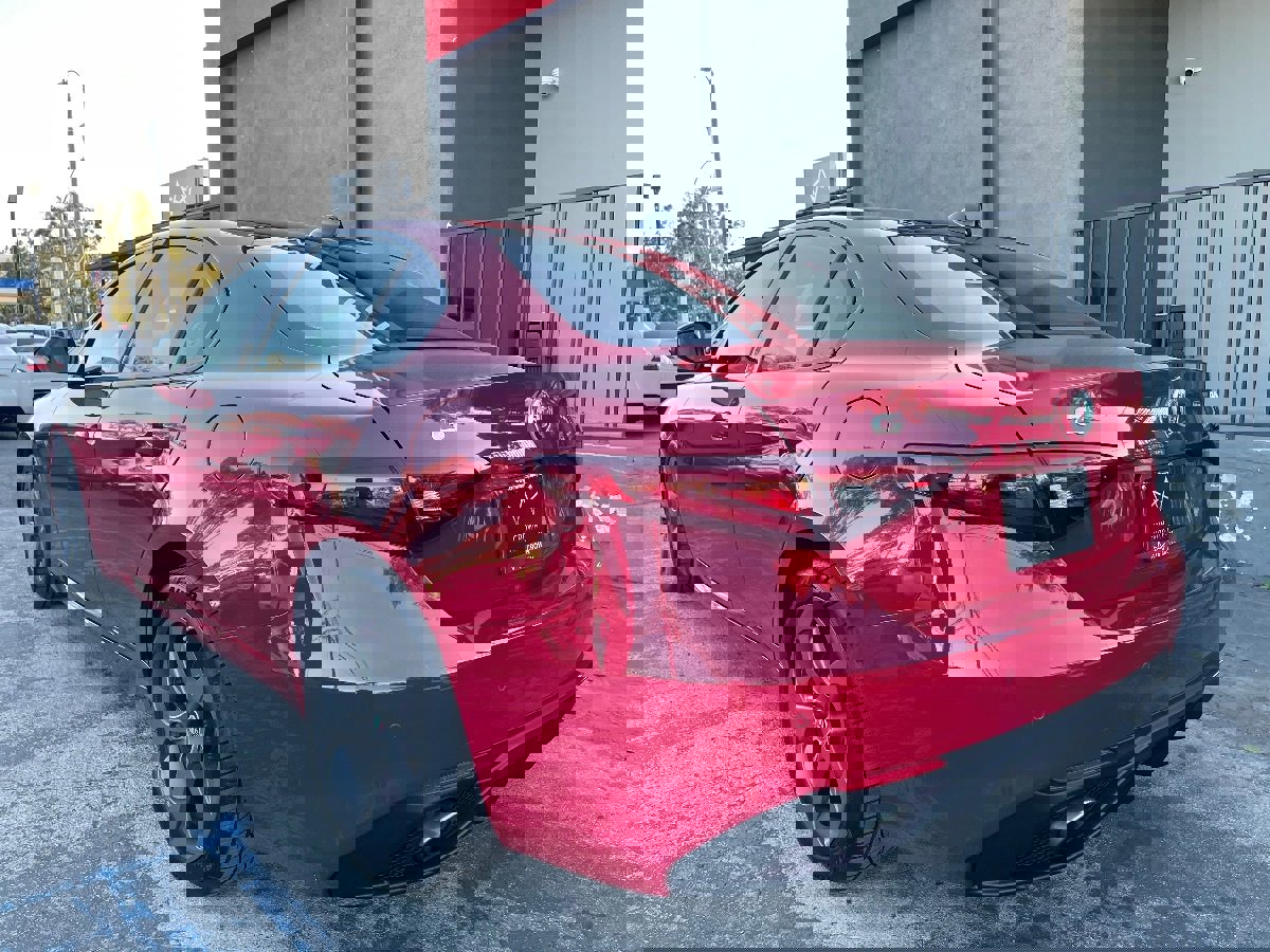 Used 2017 Alfa Romeo Giulia w/ Sport Appearance Package image 7