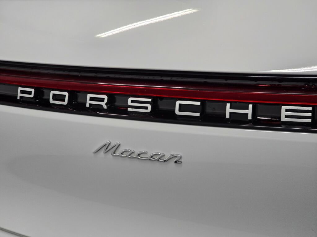 Certified 2025 Porsche Macan image 32