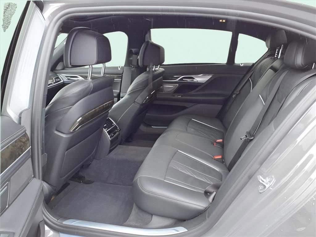 Used 2021 BMW 750i xDrive w/ Executive Package AWD/4WD image 22