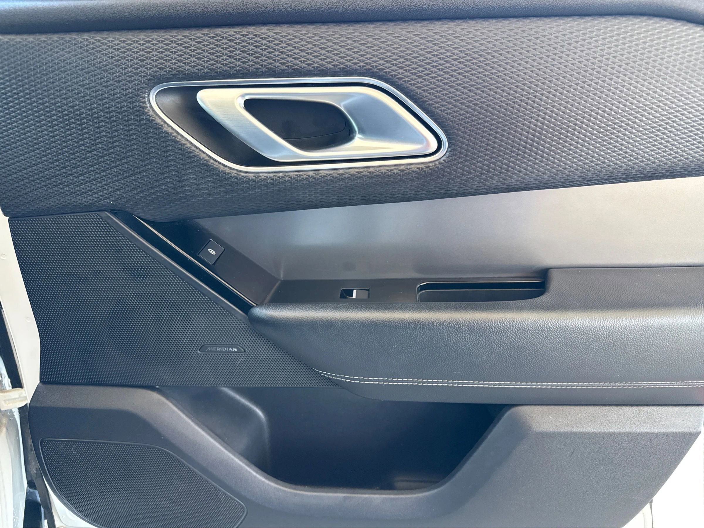 Used 2020 Land Rover Range Rover Velar S image 21