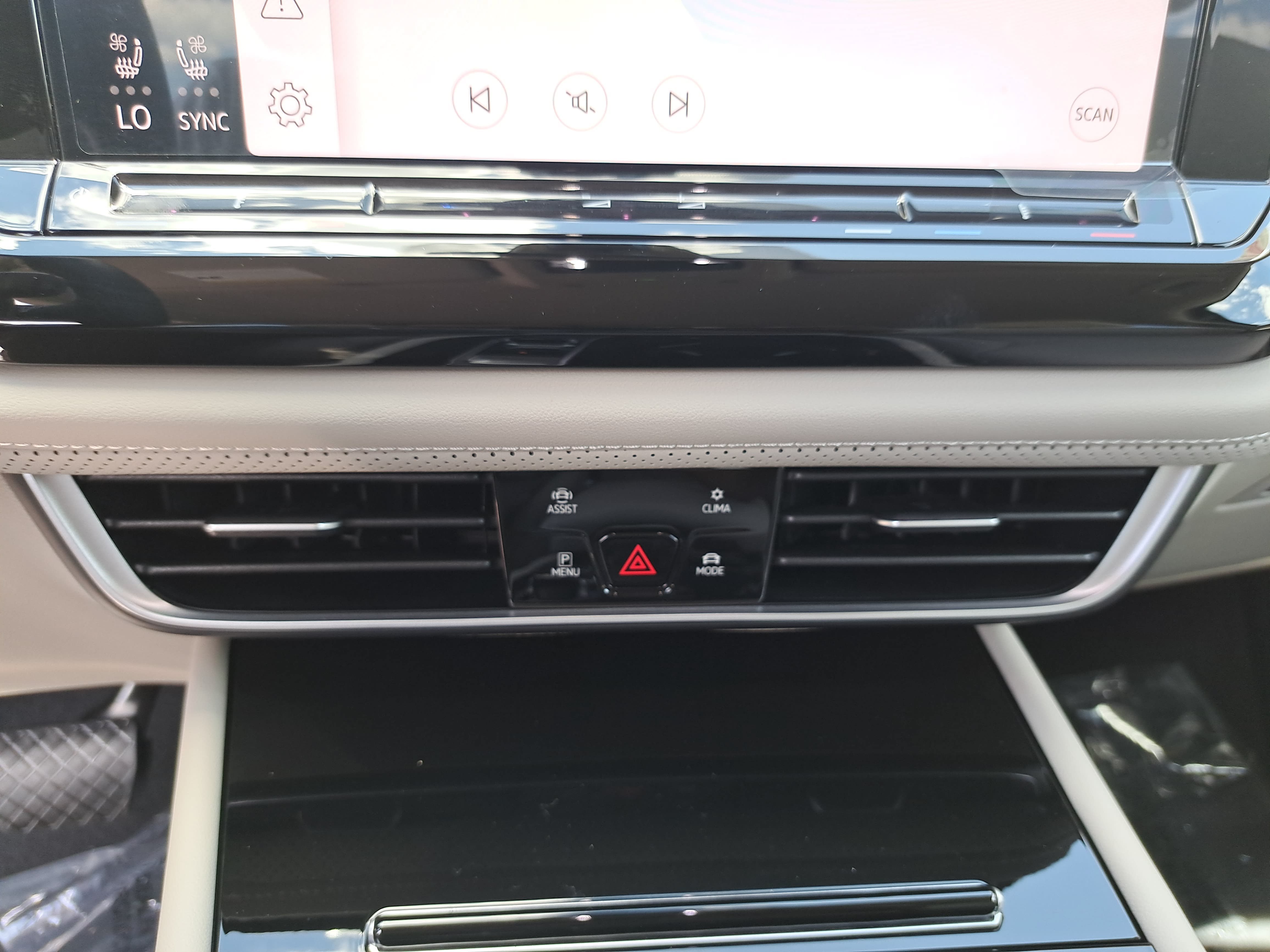 New 2026 Volkswagen Atlas SE FWD image 22
