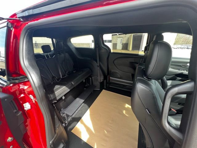 Used 2025 Chrysler Voyager LX image 25