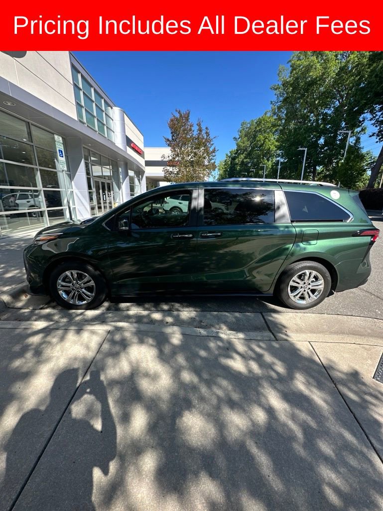 Used 2022 Toyota Sienna Platinum AWD/4WD image 2