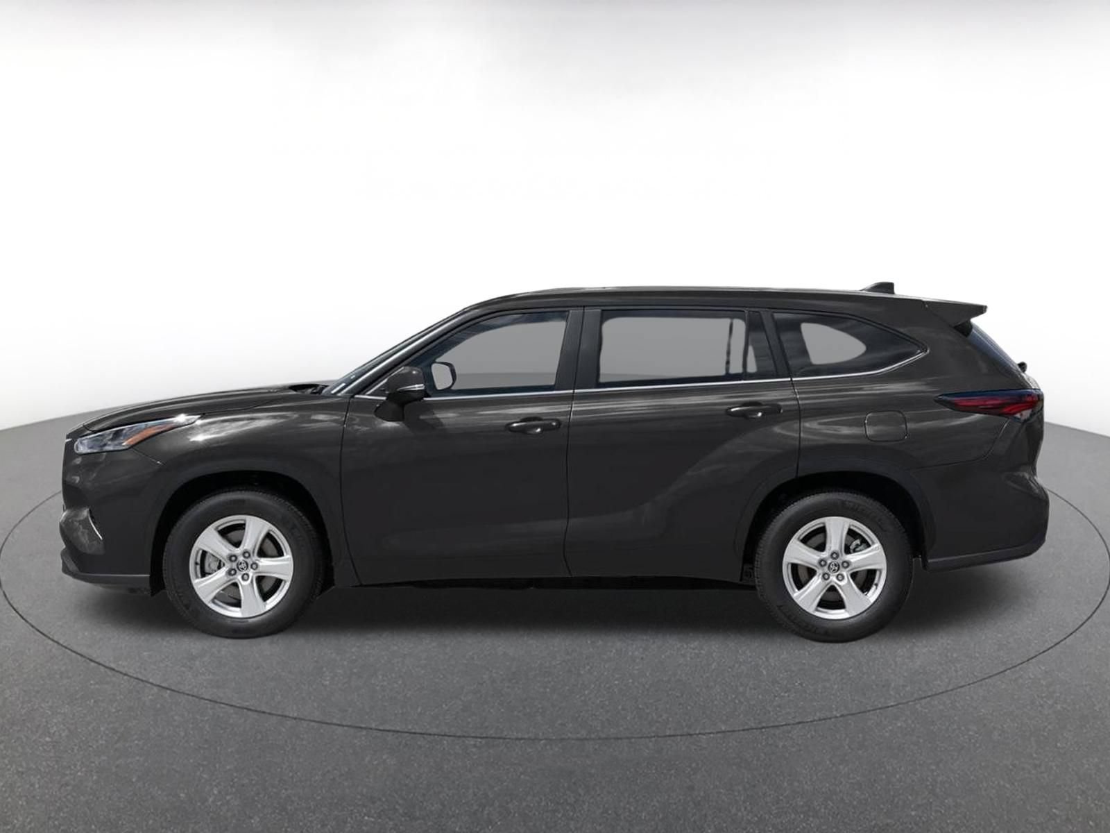 Used 2025 Toyota Highlander LE FWD image 3