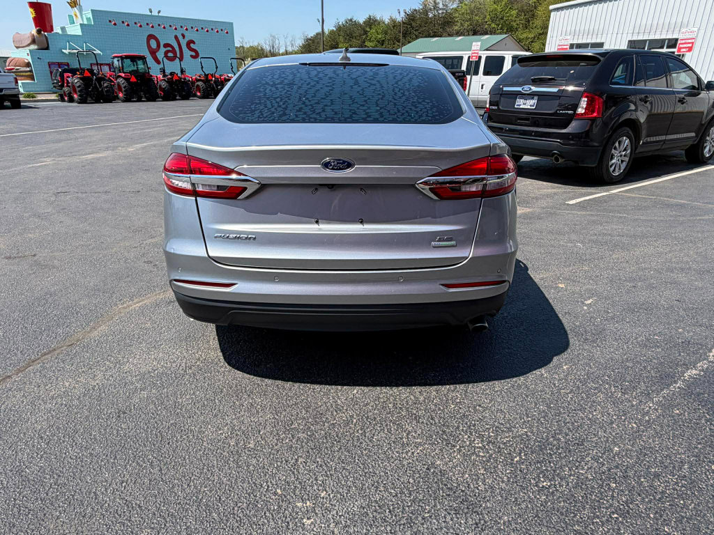 Used 2020 Ford Fusion SE image 4