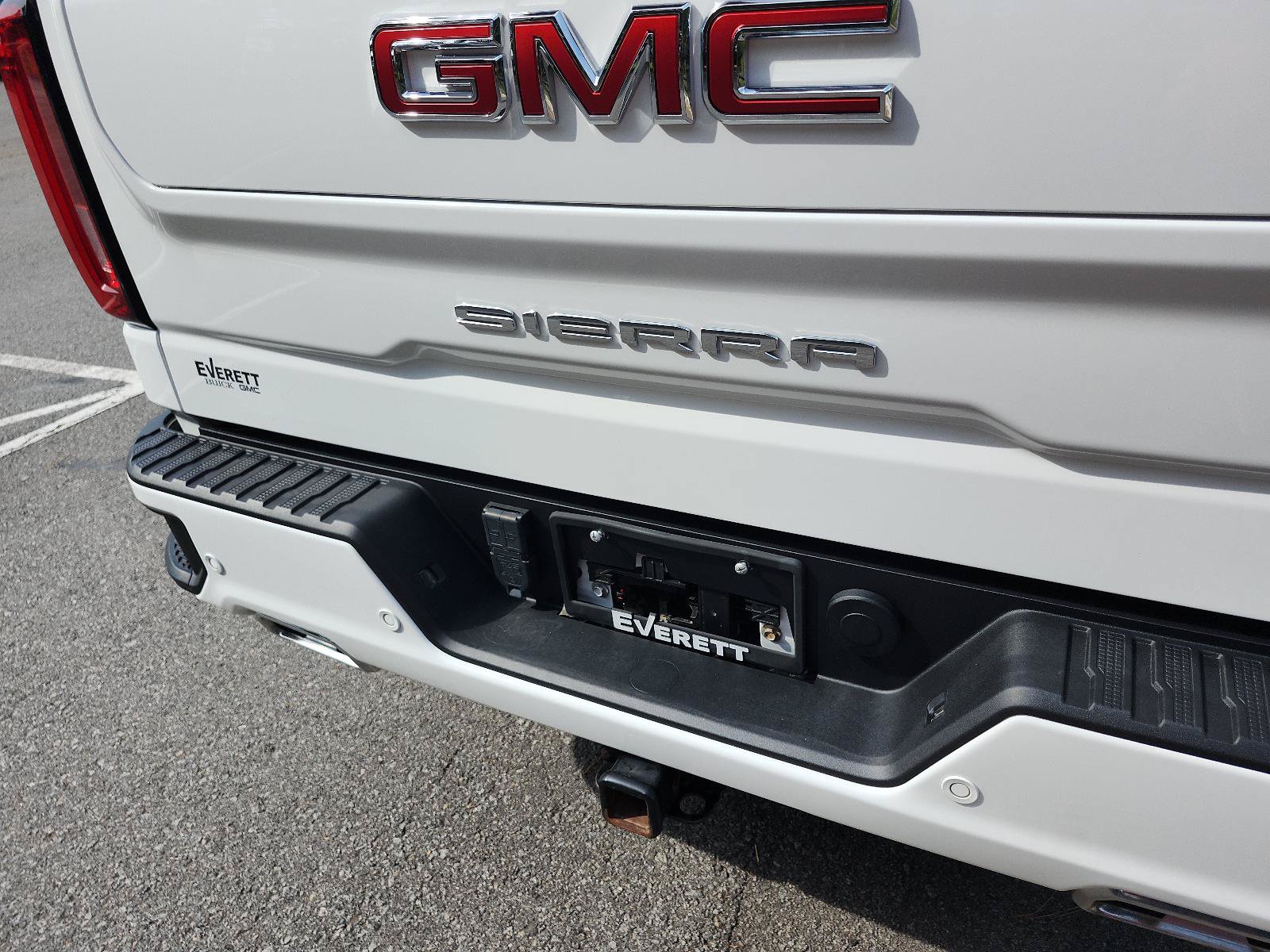 Used 2024 GMC Sierra 1500 AT4 w/ Technology Package AWD/4WD image 4