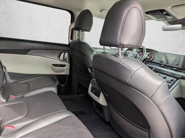 Used 2024 Kia Carnival LX image 27