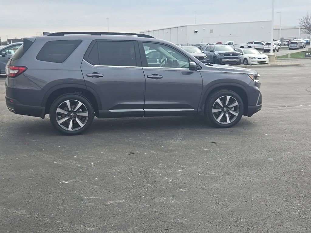 Used 2025 Honda Pilot Touring image 10